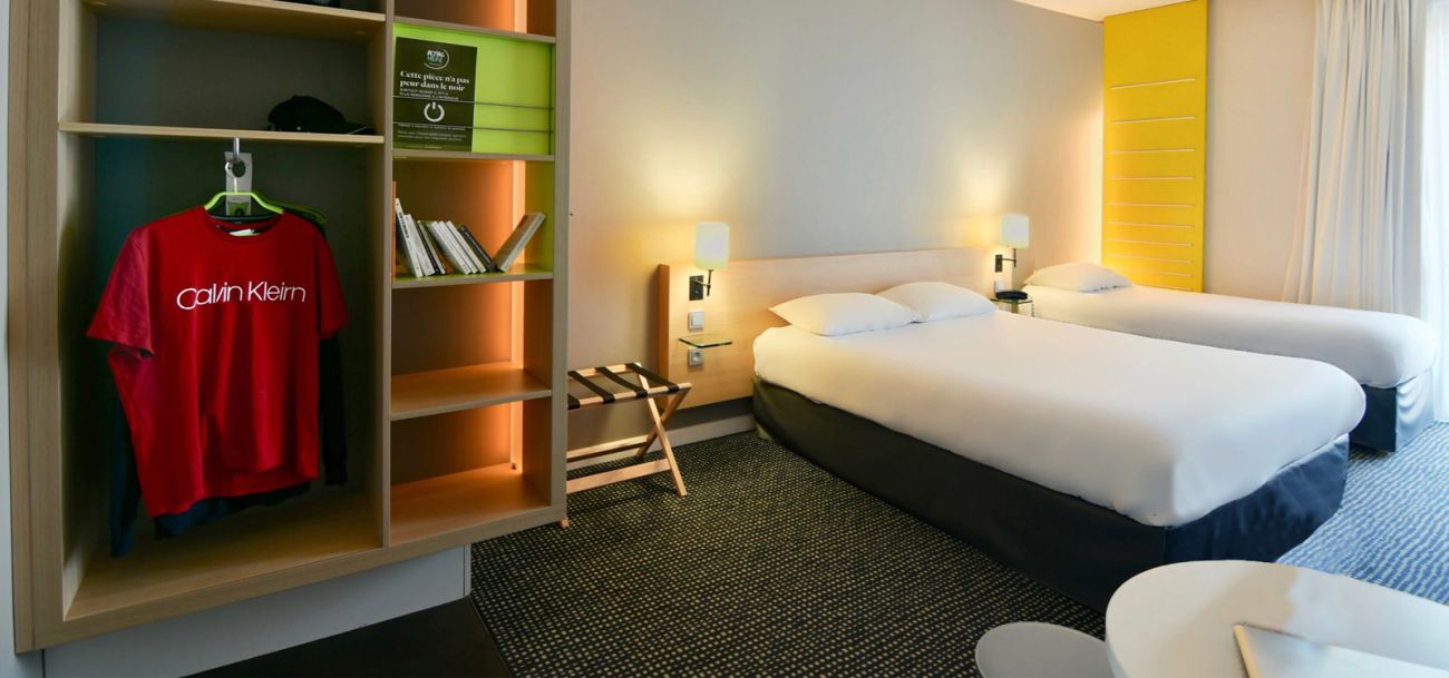 Chambre 1 lit double et 1 lit simple de l'hôtel Ibis Styles Nantes Aéroport